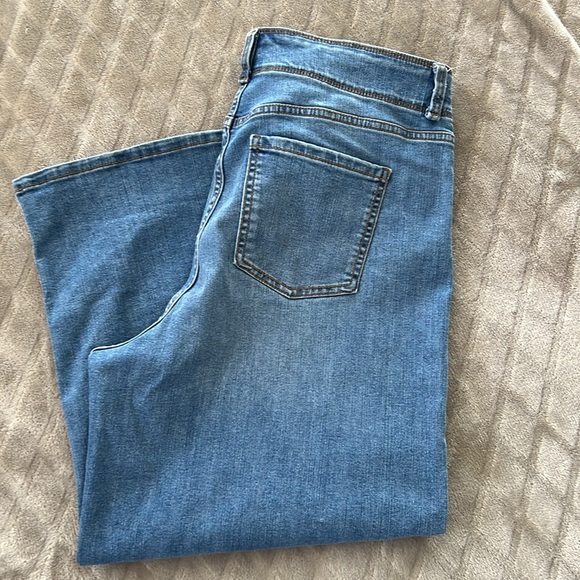 PRICE JUST REDUCED!!! NWOT!!! Gloria Vanderbilt wide leg crop jeans. - Picture 2 of 8